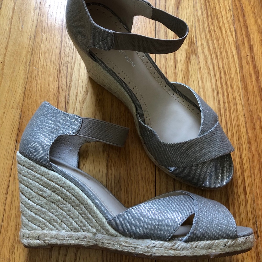 BRAND NEW Adrienne Vittadini Vee Wedge